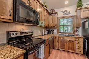 Hickory Hideaway - Communal Pool Access