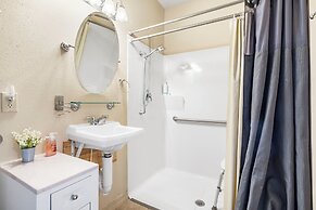 Honey Bee Inn w - Communal Amenities & More!