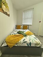 Spacious 6BR Property with Parking