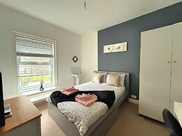 Spacious 6BR Property with Parking