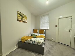Spacious 6BR Property with Parking