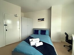 Spacious 6BR Property with Parking