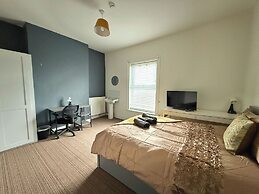 Spacious 6BR Property with Parking