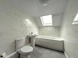 Spacious 6BR Property with Parking