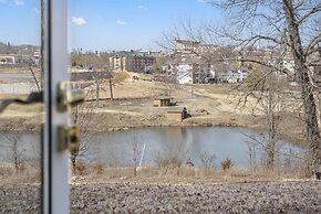 Pondview Cityscape - Best of Branson!