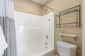 Pondview Cityscape - Best of Branson!