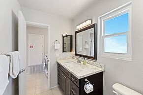 Seafaring Sweet Dreams 5 Minute Walk to Beach!