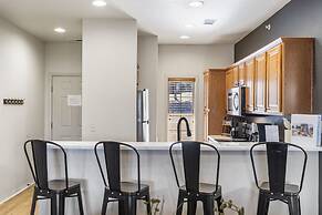 T Time Getaway - Overlooking Golf Views!