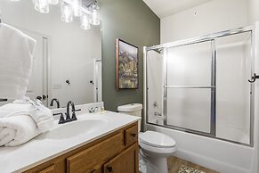 T Time Getaway - Overlooking Golf Views!