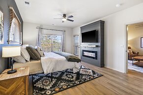 T Time Getaway - Overlooking Golf Views!