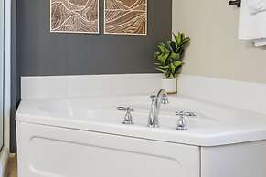 T Time Getaway - Overlooking Golf Views!