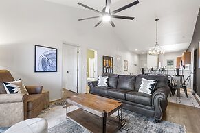 T Time Getaway - Overlooking Golf Views!