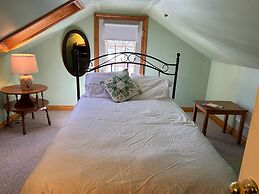 Bear Essentials Lakefront Hideaway