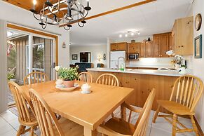 Bear Essentials Lakefront Hideaway