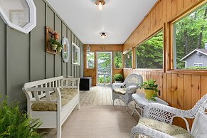 Bear Essentials Lakefront Hideaway