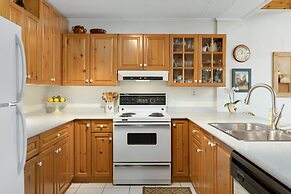 Bear Essentials Lakefront Hideaway