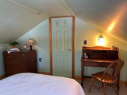 Bear Essentials Lakefront Hideaway