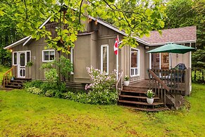 Bear Essentials Lakefront Hideaway