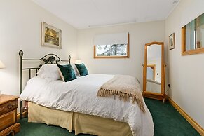 Bear Essentials Lakefront Hideaway