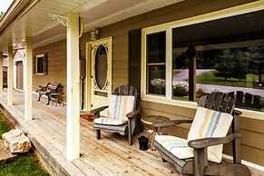 Pines Bay Waterfront Cottage With Hot tub