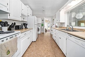 Pines Bay Waterfront Cottage With Hot tub