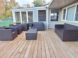 Pines Bay Waterfront Cottage With Hot tub
