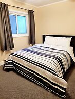Pines Bay Waterfront Cottage With Hot tub