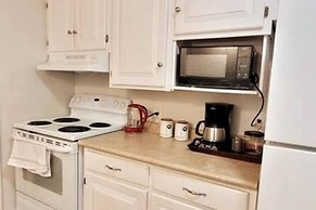 Pines Bay Waterfront Cottage With Hot tub