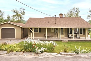 Pines Bay Waterfront Cottage With Hot tub