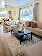 Pines Bay Waterfront Cottage With Hot tub