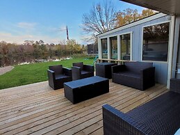 Pines Bay Waterfront Cottage With Hot tub