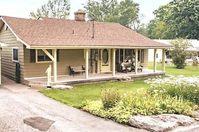 Pines Bay Waterfront Cottage With Hot tub