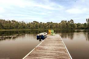 Pines Bay Waterfront Cottage With Hot tub