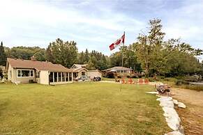 Pines Bay Waterfront Cottage With Hot tub