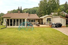 Pines Bay Waterfront Cottage With Hot tub