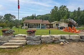 Pines Bay Waterfront Cottage With Hot tub