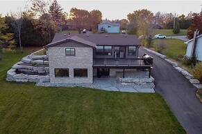 Chemong Lake Cottage w Private Boat Launch