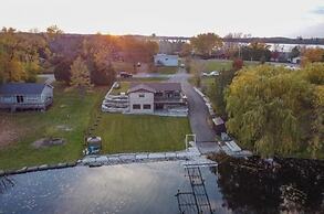 Chemong Lake Cottage w Private Boat Launch