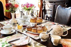 8 Bedroomed House Steeped in History