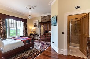 8 Bedroomed House Steeped in History