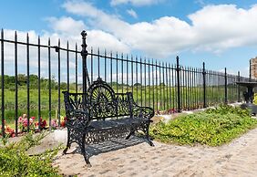 8 Bedroomed House Steeped in History