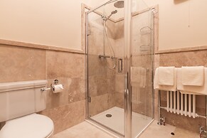 8 Bedroomed House Steeped in History