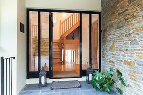 A Split-level Spacious Home With sea Mountain Views