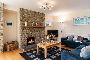 A Split-level Spacious Home With sea Mountain Views