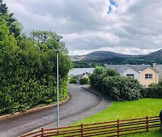 Modern Bright Detached Home Just a Short Stroll From Town