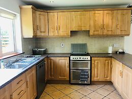 Modern Bright Detached Home Just a Short Stroll From Town
