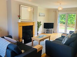 Modern Bright Detached Home Just a Short Stroll From Town