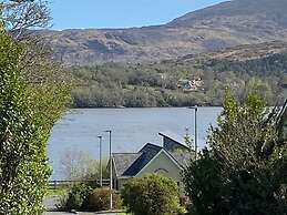 Modern Bright Detached Home Just a Short Stroll From Town