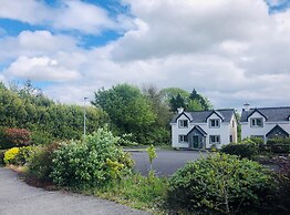 Modern Bright Detached Home Just a Short Stroll From Town