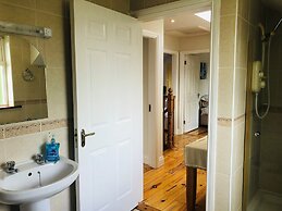 Modern Bright Detached Home Just a Short Stroll From Town